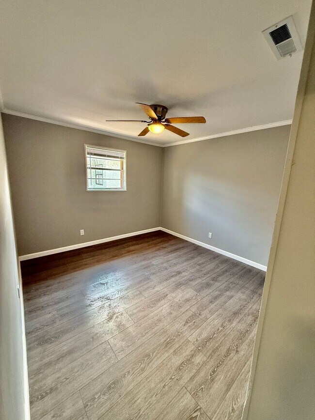 Building Photo - 5324 Pinetree Ave