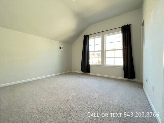 Building Photo - 105 Sequoia Ln
