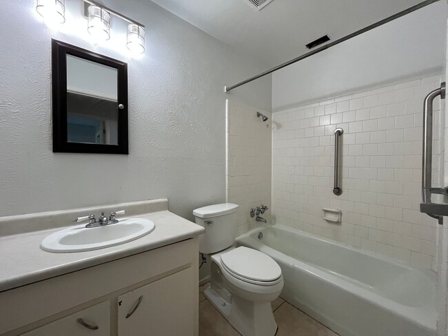 Building Photo - Southside Townhome!!