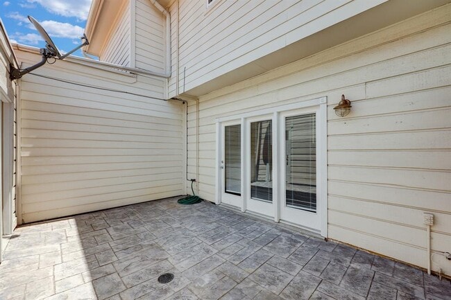 Building Photo - 5858 Sugar Hill Dr