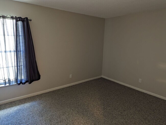 Building Photo - Nicely updated large condo