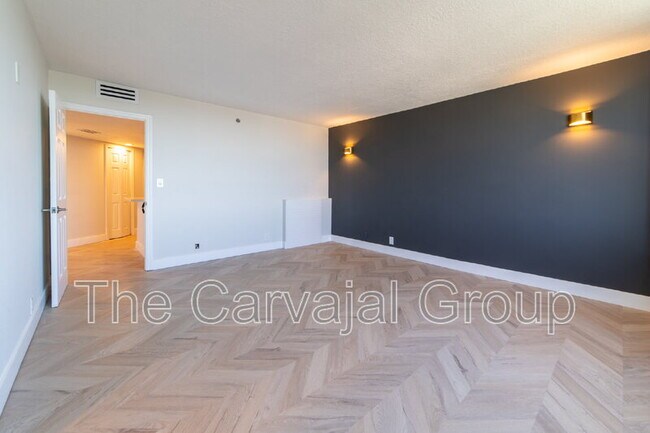 Building Photo - 400 E Colonial Dr