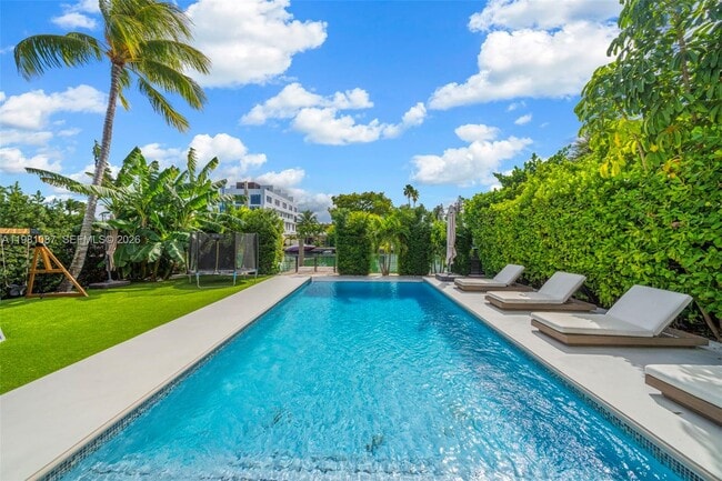 Building Photo - 710 S Shore Dr