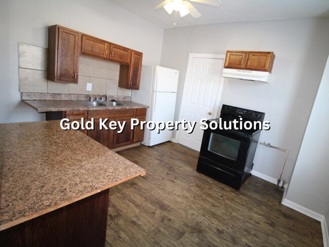 Building Photo - 816 W 11th St