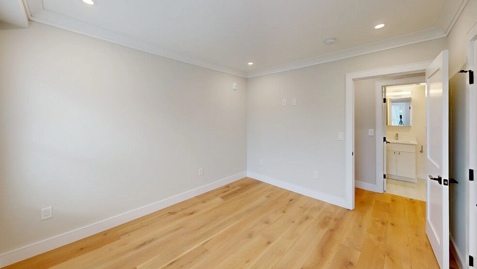 Building Photo - 9 Everett St