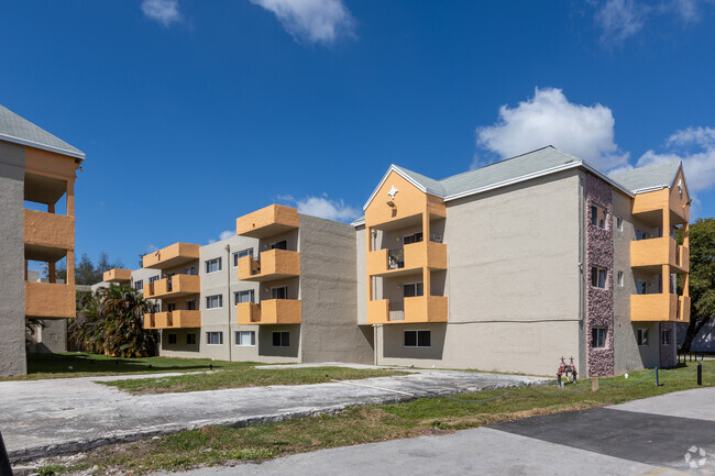 Building Photo - Glorieta Gardens