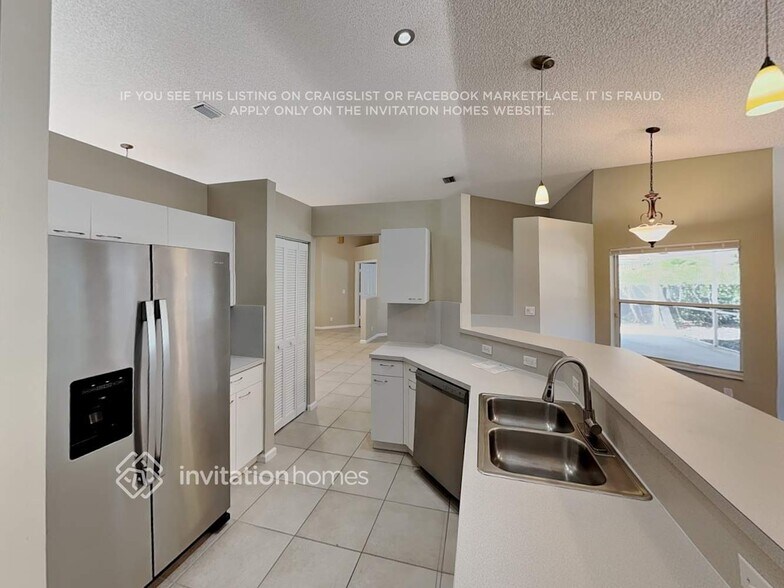 Building Photo - 5831 NW 40th Ln