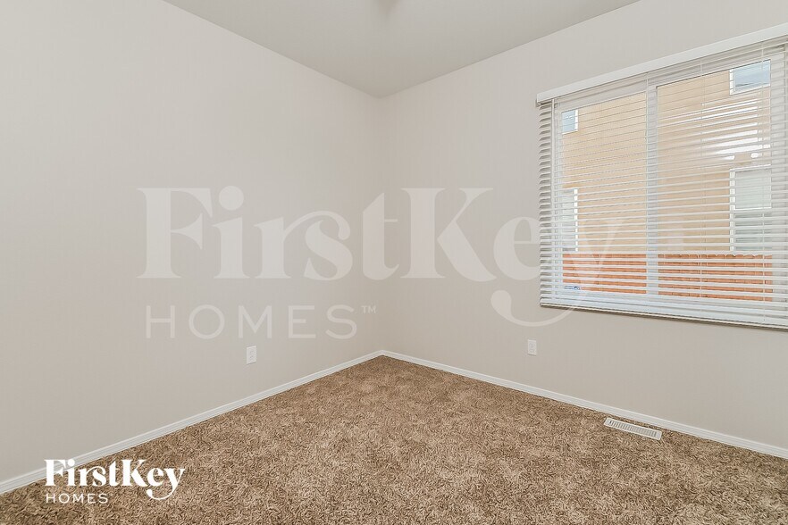 Building Photo - 10116 Kings Canyon Dr