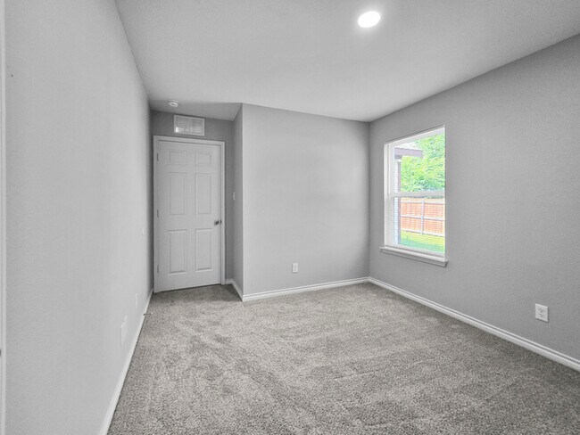Building Photo - 1332 Dreiss St