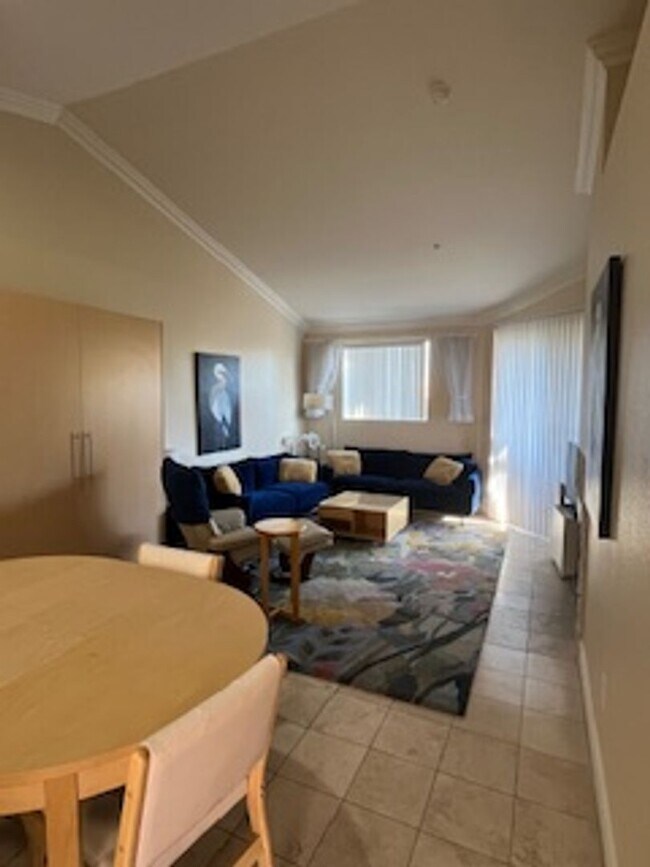Building Photo - Top Floor 1 Bath| 1 Bedroom Luxury Condo (NV Energy/SW Gas/Internet Included in price)