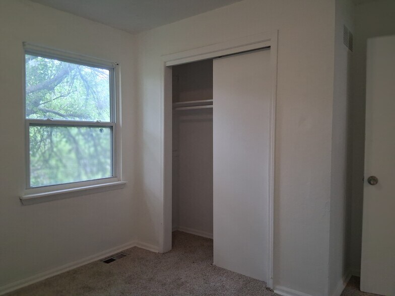 Building Photo - 146 N Saxony Dr
