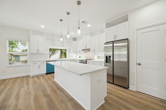 Building Photo - 901 E 37th St