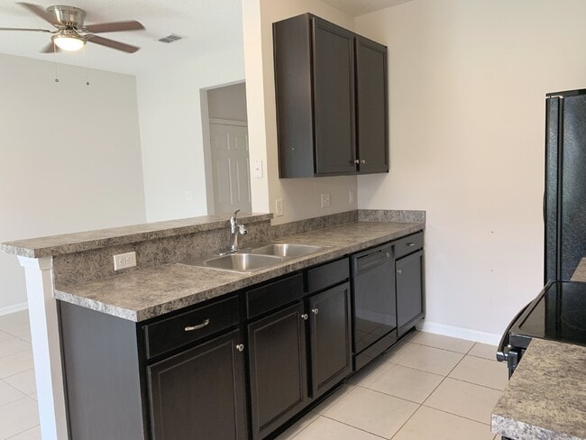 Building Photo - Moultrie Village Townhome with two ensuite...