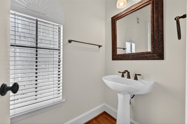 Building Photo - 5305 Lillian St