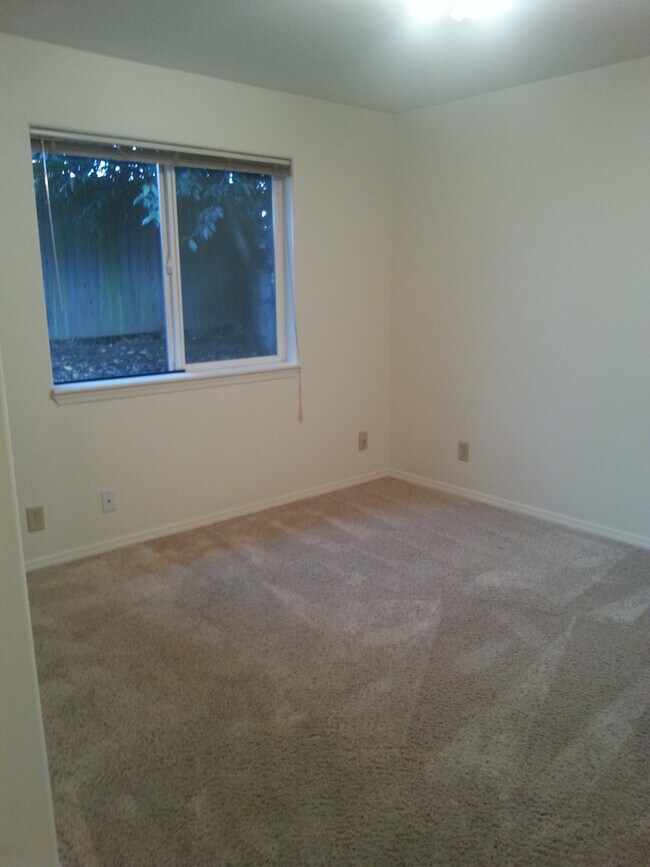 Building Photo - 1352br