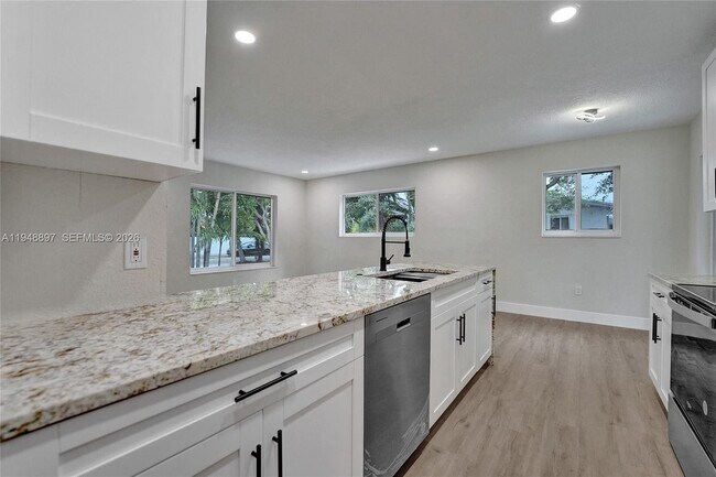 Building Photo - 21021 NE 13th Pl