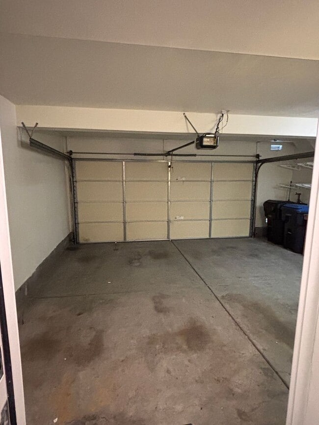 Building Photo - Move-In Ready 4 Bedroom Home Perfect for Professionals & Families