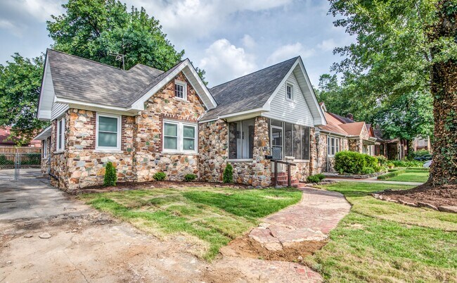 Building Photo - Live Stylishly. Live Comfortably. Live Memphis