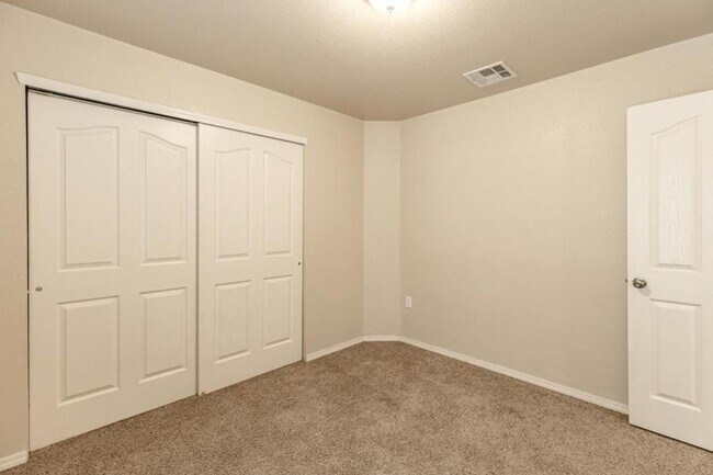 Building Photo - Charming 3 bedroom, 2 bath in Northeast El...