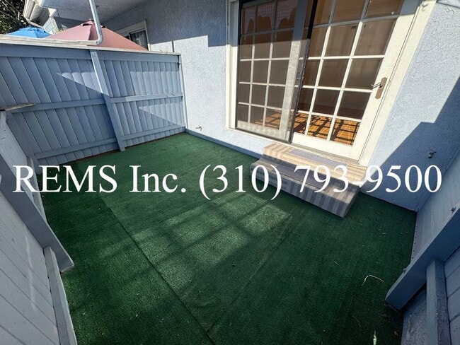 Building Photo - Spacious Townhome with Garage & Laundry in...