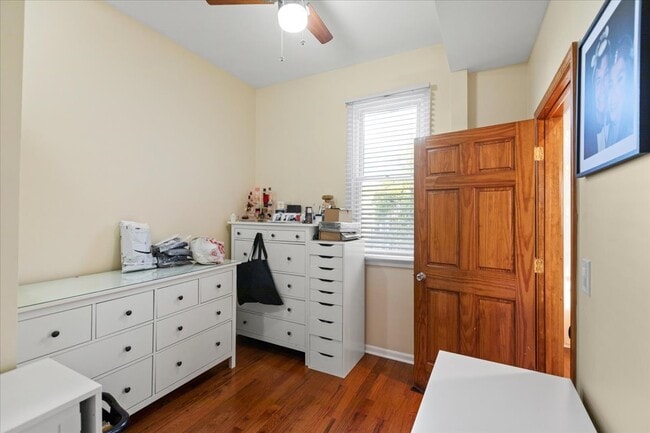 Building Photo - 2028 N Hamlin Ave