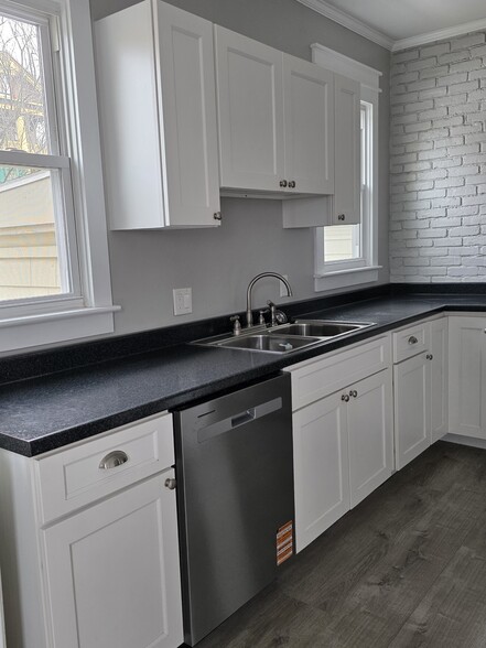 Building Photo - 174 Elm St