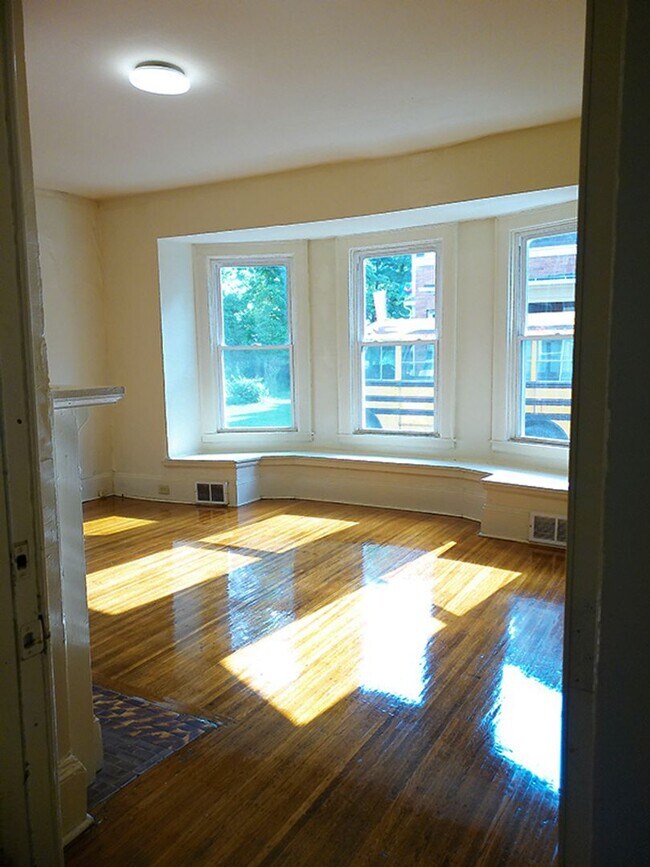 Building Photo - AVAILABLE 8/1/26 - Bright and Spacious One...