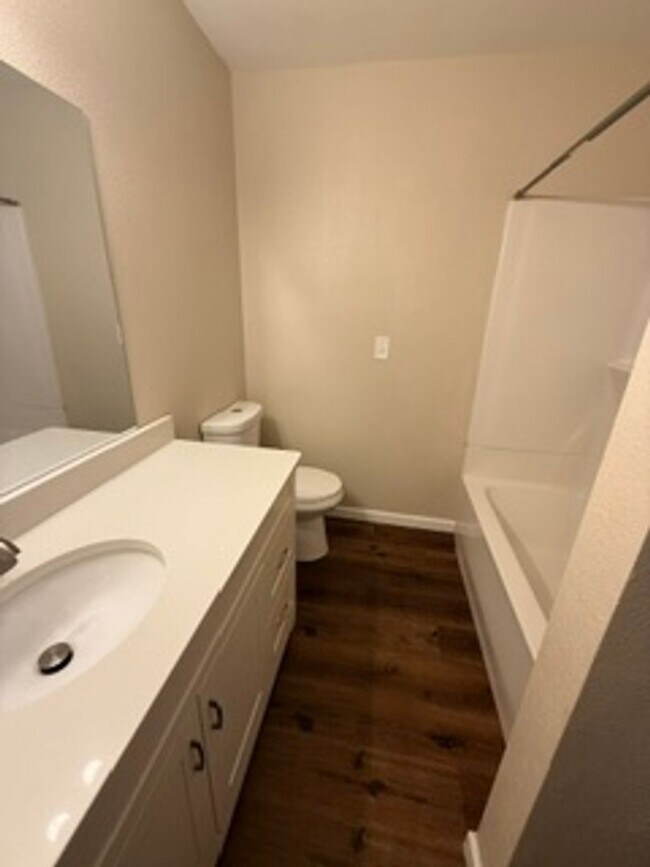 Building Photo - 309 Hawthorne Ct