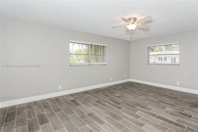 Building Photo - 11041 Glenwood Dr