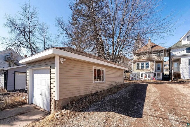 Building Photo - 2114 E 4th St