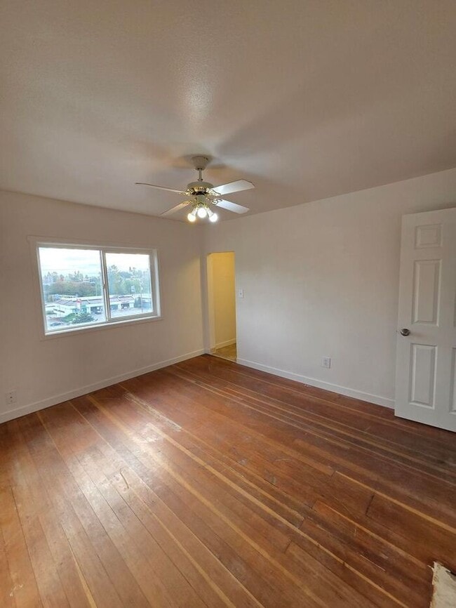 Building Photo - 3 Bed, 1.5 Bath Home in Tacoma! **MOVE IN ...