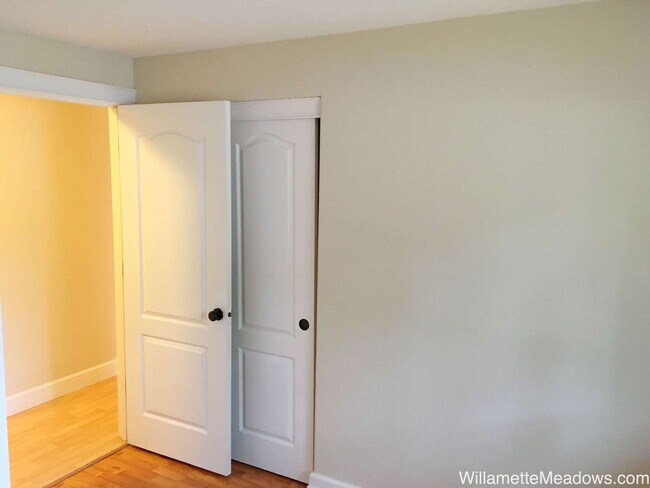 Building Photo - 4 Bedrooms, 2 Bathrooms, Large Fenced Backyard in Central Salem