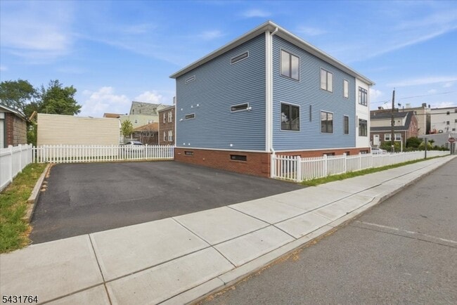 Building Photo - 281 Maple St
