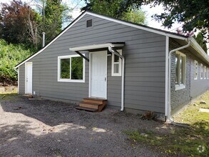 Building Photo - Recently Remolded Duplex