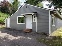 Building Photo - Recently Remolded Duplex