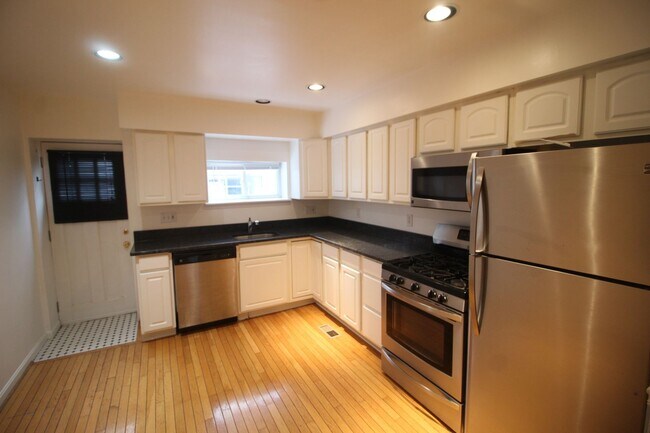 Building Photo - Gorgeous 2bd/1.5 ba Canton townhome. OSP, CAC, W/D and more! Available 3/13