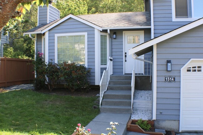 Building Photo - Amazing Everett/Mukilteo Tri-Level Home
