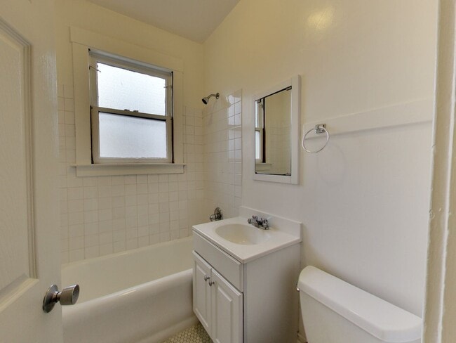 Building Photo - RENOVATED, Top Floor. PARKING Available. L...