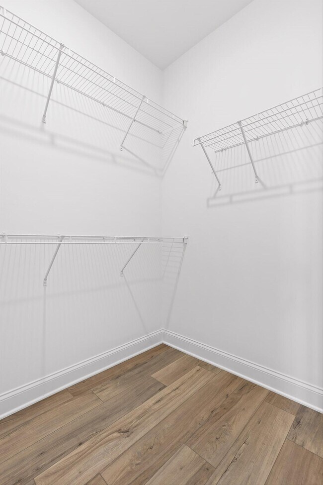 Building Photo - 715 Bespoke