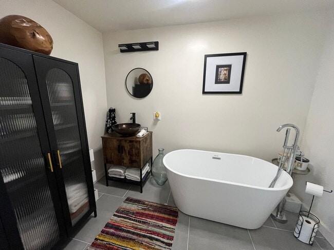 Building Photo - Fully Furnished Single Family House for Re...