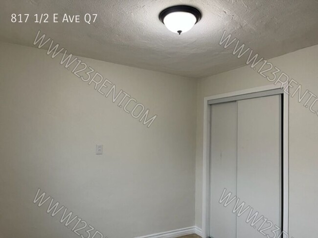 Building Photo - 1BD/ 1BTH APT EAST PALMDALE