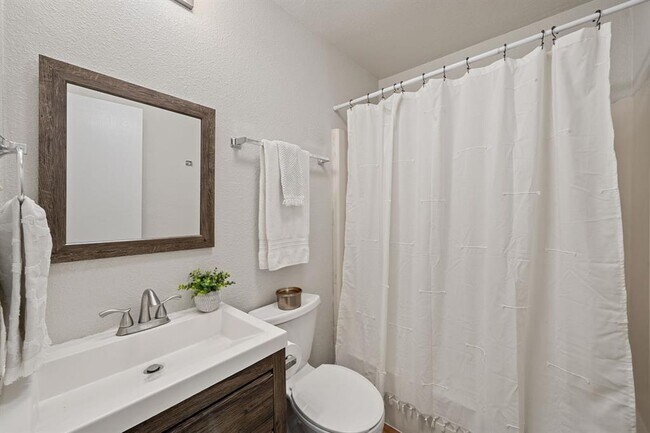 Building Photo - 703 Country Aire Dr