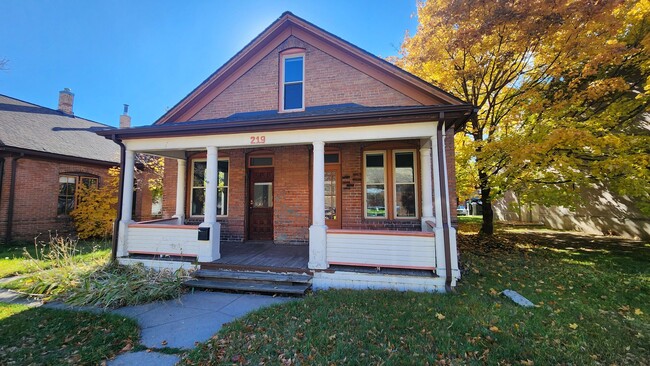 Building Photo - Charming House Near Providence