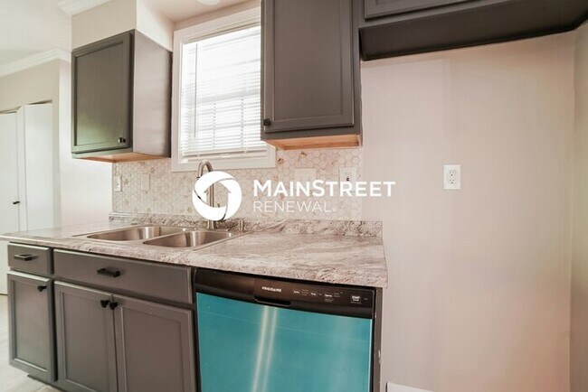 Building Photo - 3 Bedroom Pet-Friendly Home in MEMPHIS, TN with Main Street Renewal