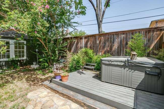 Building Photo - Arlington Heights Bungalow