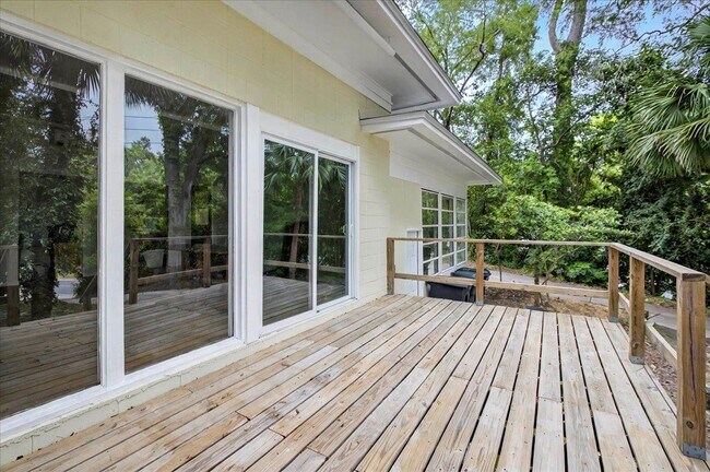 Building Photo - 1205 Gardenia Dr