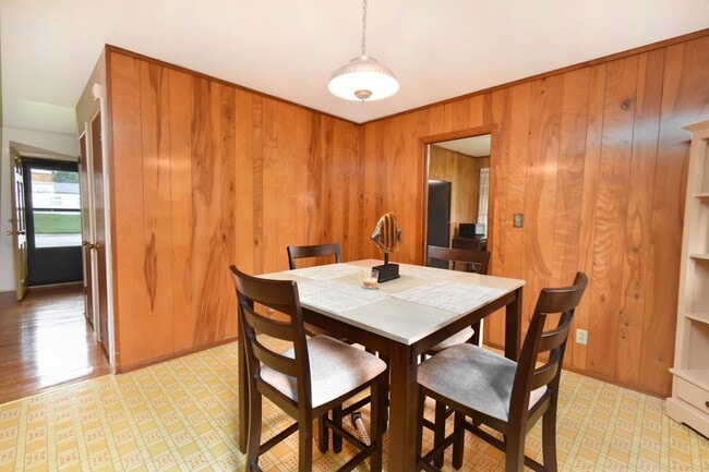 Building Photo - Charming 3 Bedroom, 2 Bath Home with Fence...