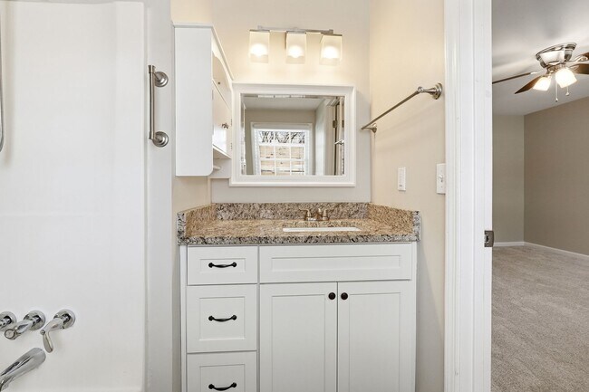 Building Photo - Renovated end-unit townhome in the Heart of Roswell