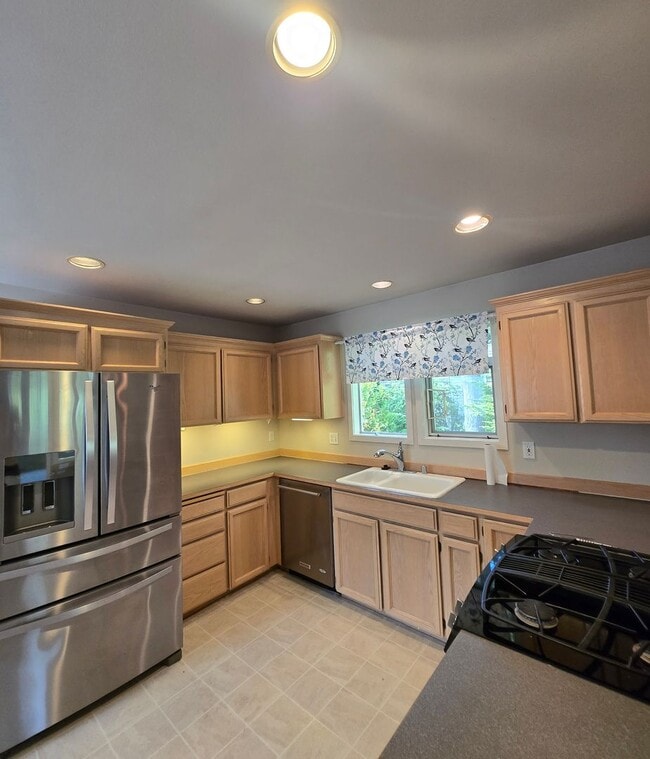 Building Photo - ***PENDING APPLICATIONS***2 Bedroom 1.75 B...