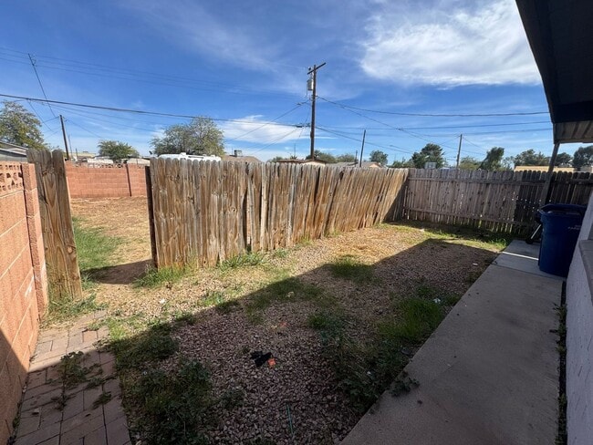 Building Photo - 2 Bedroom - 2 Bath - 1034 Sq. Ft. Duplex